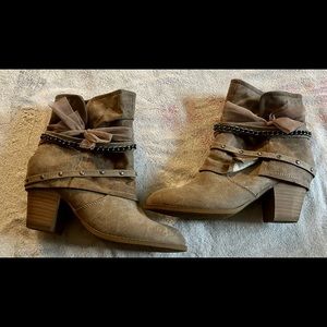 Size 8.5 Ankle Boots TARGET